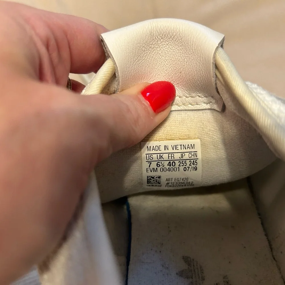 Adidas tennis shoes - Picture 3 of 6